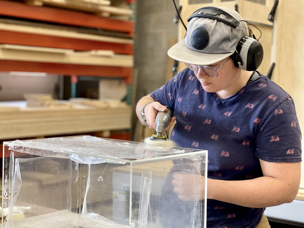 polishing acrylic vitrines